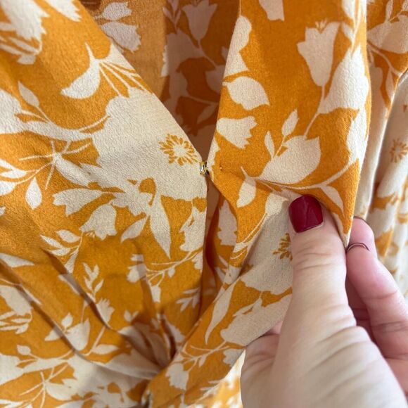 Band of Gypsies Twist Front Floral Blouse NWT - Picture 7 of 7